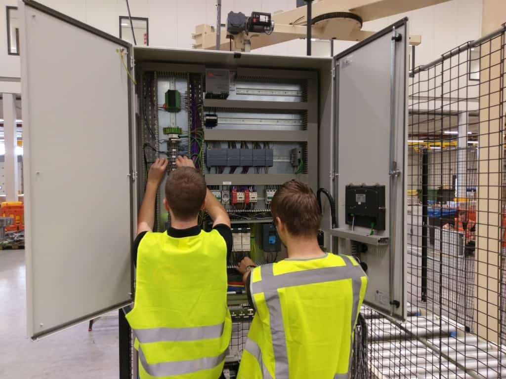DH elektrische installatie on site klein elektrische installatie aansluiten besturingskast elektrisch service en onderhoud